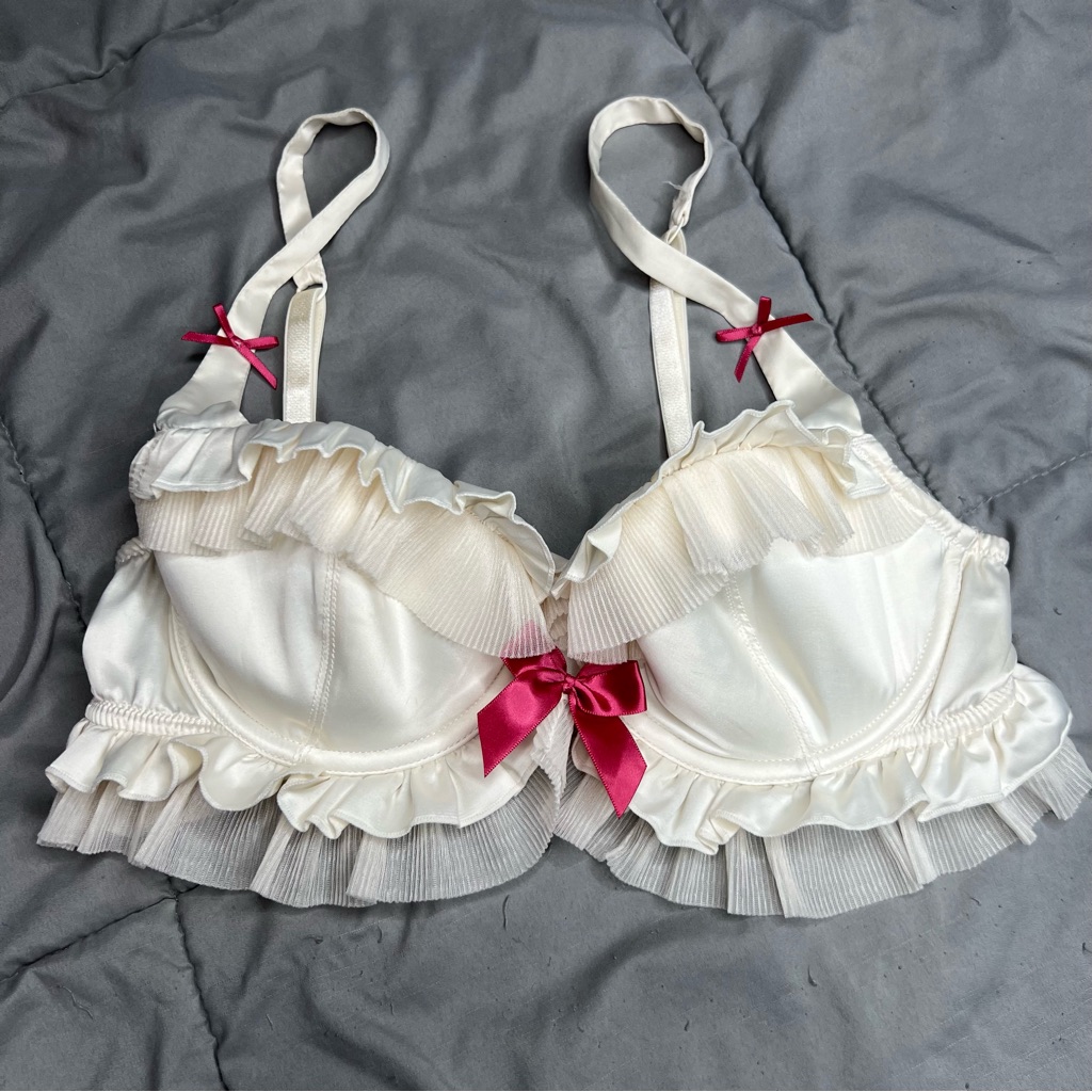 34c Victoriaâs Secret Sexy Little Things Vintage Ivory Ruffle Bra